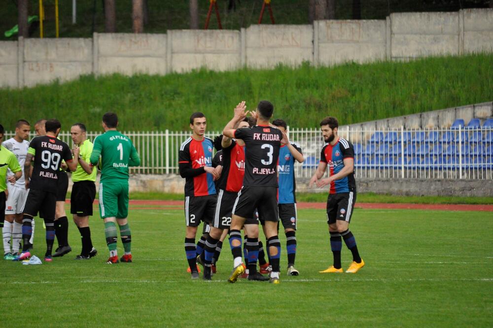 Blizu opstanka: Fudbaleri Rudara, Foto: Dejan Kandić