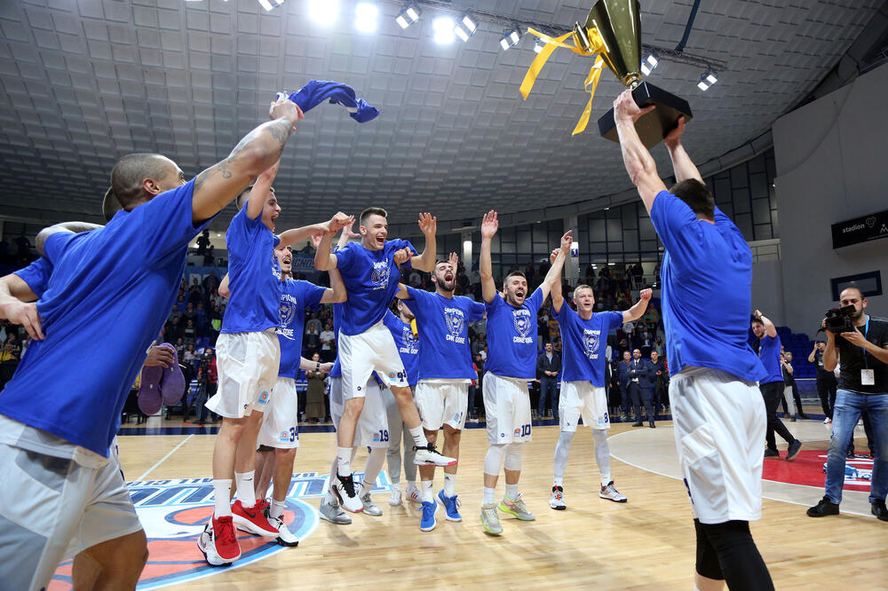 Košarkaši Budućnosti proslavljaju titulu (Foto: Filip Roganović)