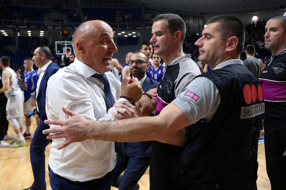 Mihailo Pavićević je u finišu i nakon meča žestoko protestvovao prema sudiji Vojinoviću (Foto: Filip Roganović)