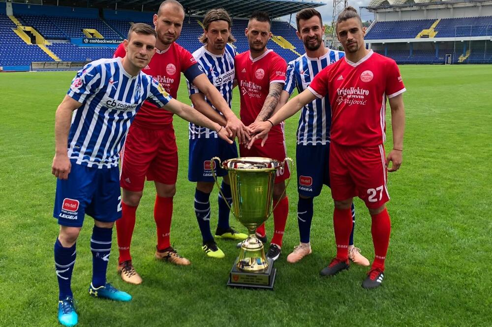 Fudbaleri Budućnosti i Lovćena poziraju sa trofejom Kupa, Foto: FSCG