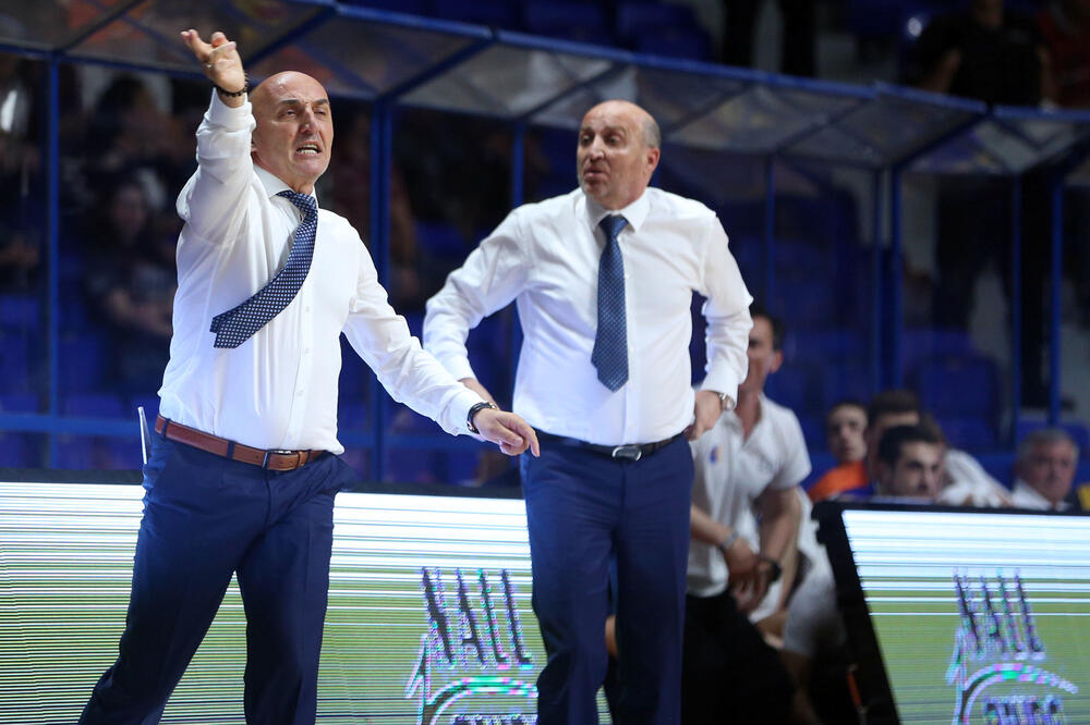 Trener Mornara Mihailo Pavićević i predsjednik Đorđije Pavićević na sinoćnoj utakmici