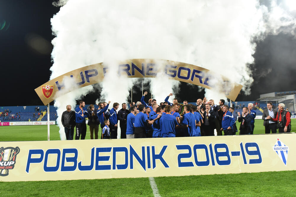 Fudbaleri Budućnosti na pobjedničkom postolju, Foto: Savo Prelević