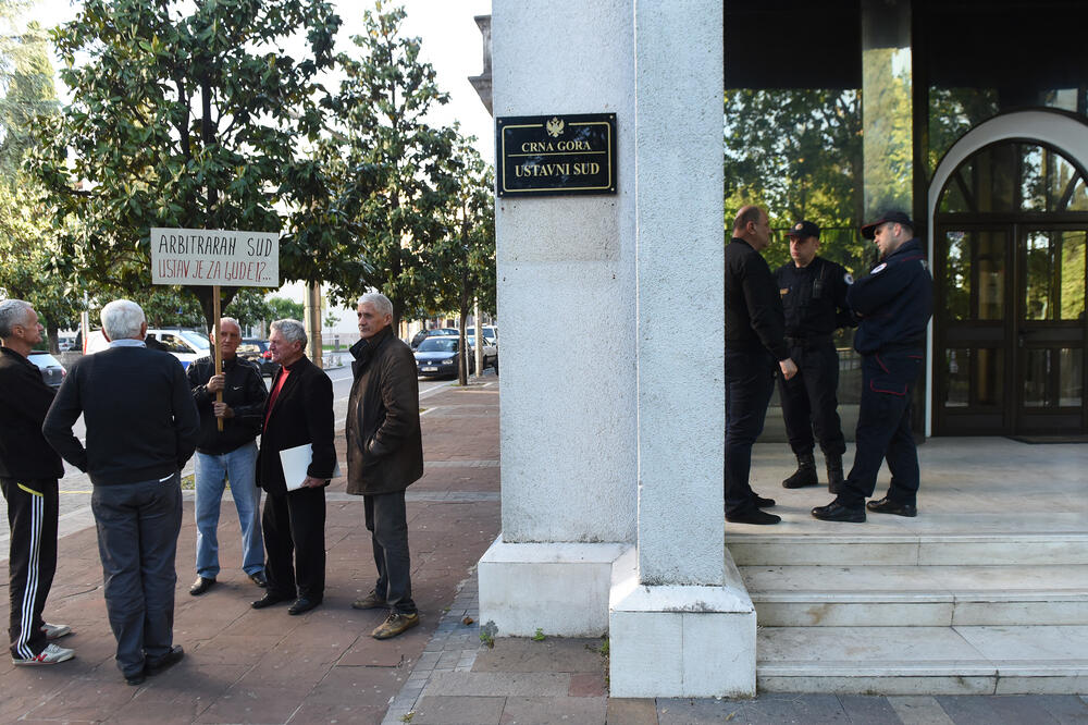 Više od deceniju čekaju na 60 miliona: Dakićevici, Foto: Savo Prelević