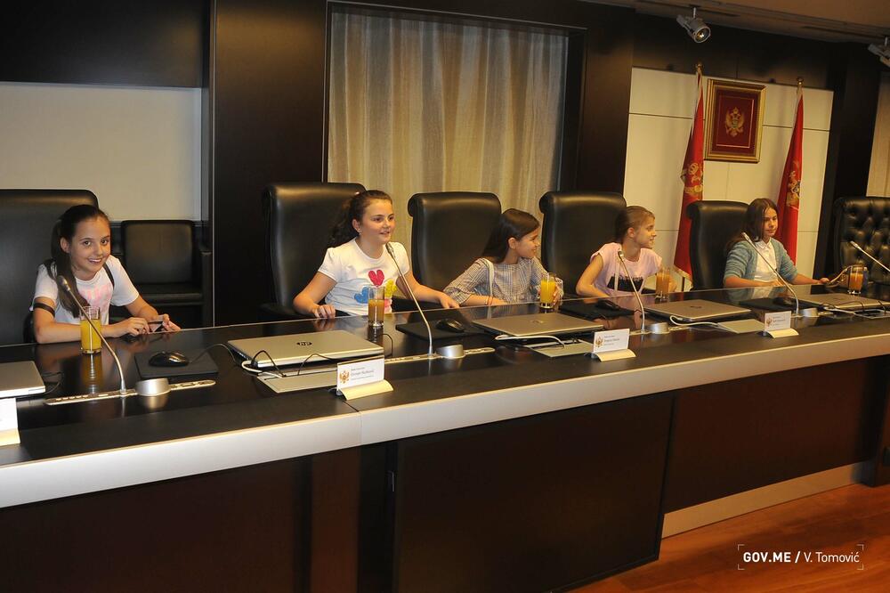 Djeca iz OŠ "Pavle Rovinski" u posjeti Vladi, Foto: Gov.me