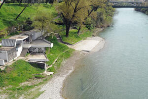 Tragaju za mladićem, skočio u Moraču da spasi svog psa