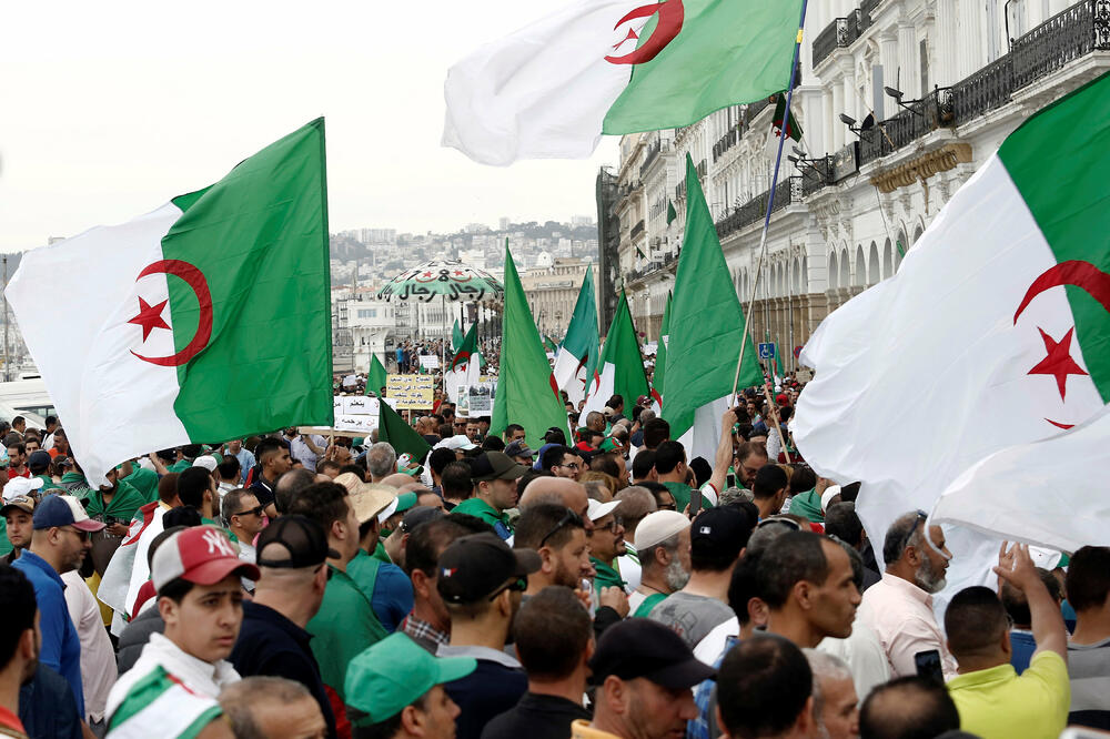 Detalj sa demonstracija u Alžiru na kojima se tražilo odlaganje predsjedničkih izbora i odlazak vladajuće elite, Foto: Reuters
