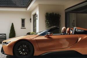 BMW čestitao penziju direktoru Mercedesa šaljivim videom