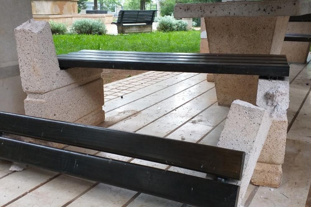 Polomljena klupa u Kraljevom parku, Foto: Zelenilo