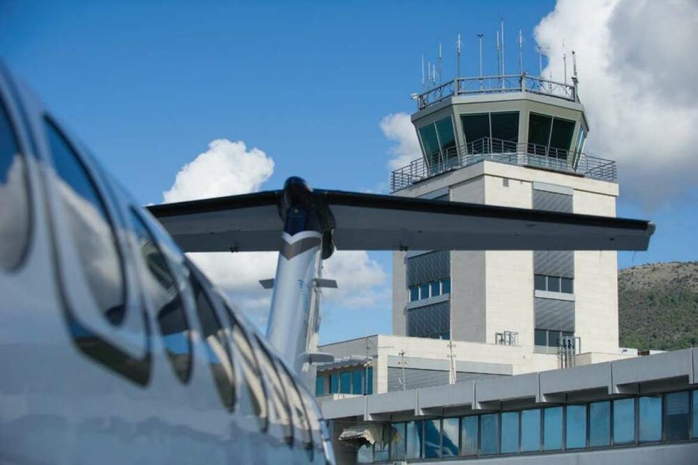 Kontrolni toranj SMATSA na aerodromu u Tivtu, Foto: Siniša Luković