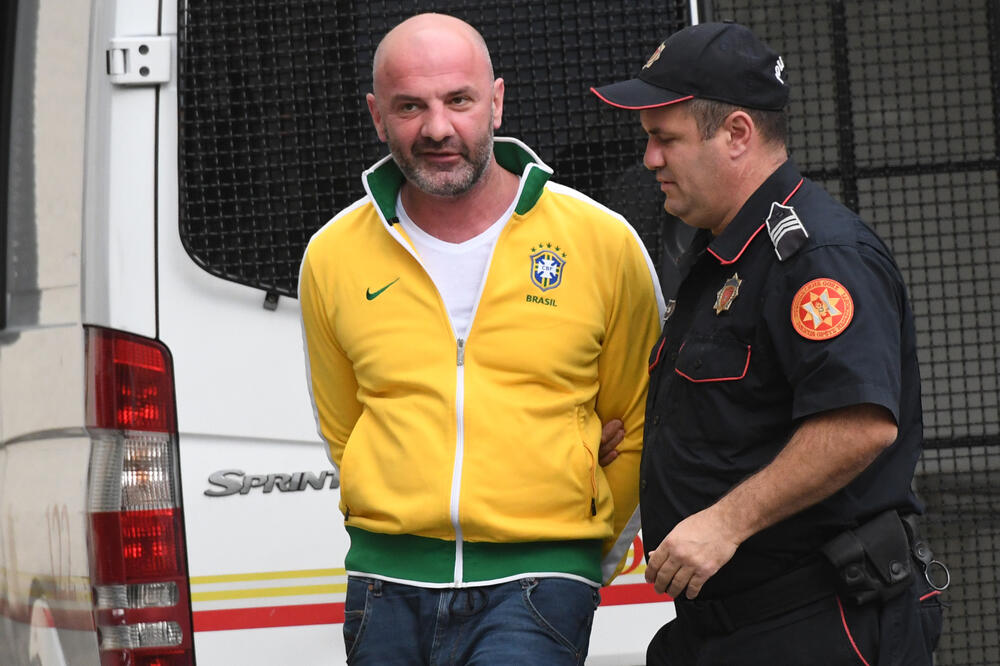 Sa privođenja Pejovića, Foto: Savo Prelević