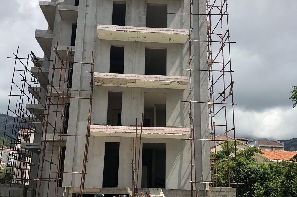 Kupci traže da preuzmu stanove: Zgrada DBR Budva, Foto: Vuk Lajović