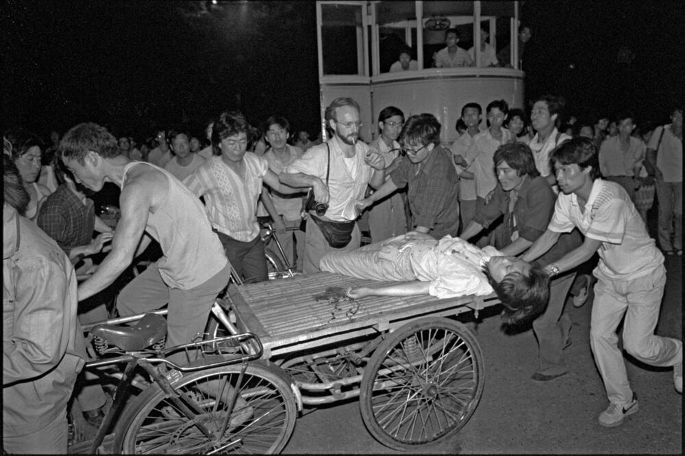 Ranjeni na Tjenanmenu su rikšama prebacivani u bolnice, Foto: Nytimes.com