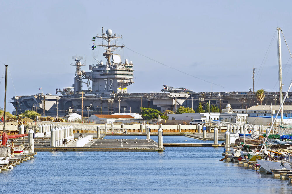 USS Abraham Linkoln u Kaliforniji: Ilustracija