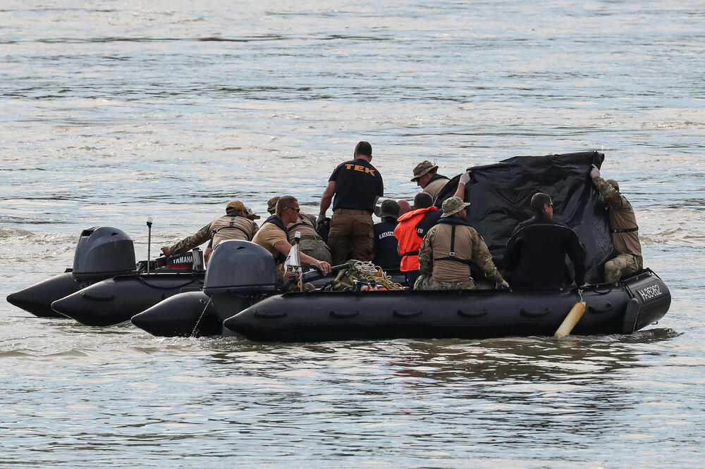 Spasioci pretražuju Dunav, Foto: Reuters