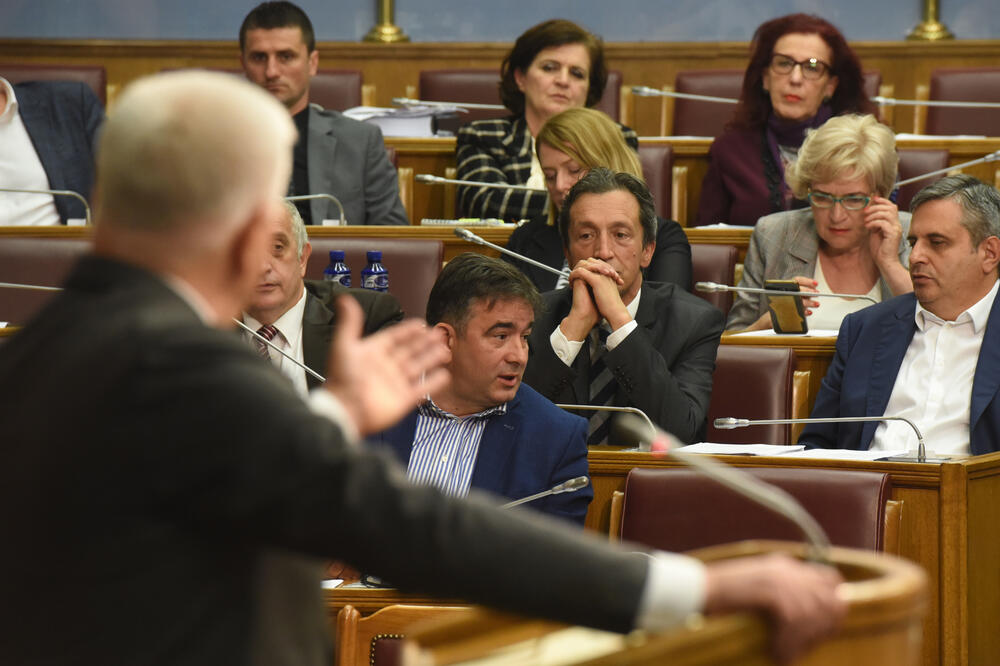 Jedini u regionu bez zakona o vladi i skupštini: Premijer pred poslanicima, Foto: Savo Prelević