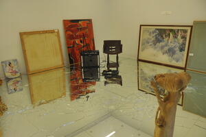 Ogledala na podu galerije "Klub"