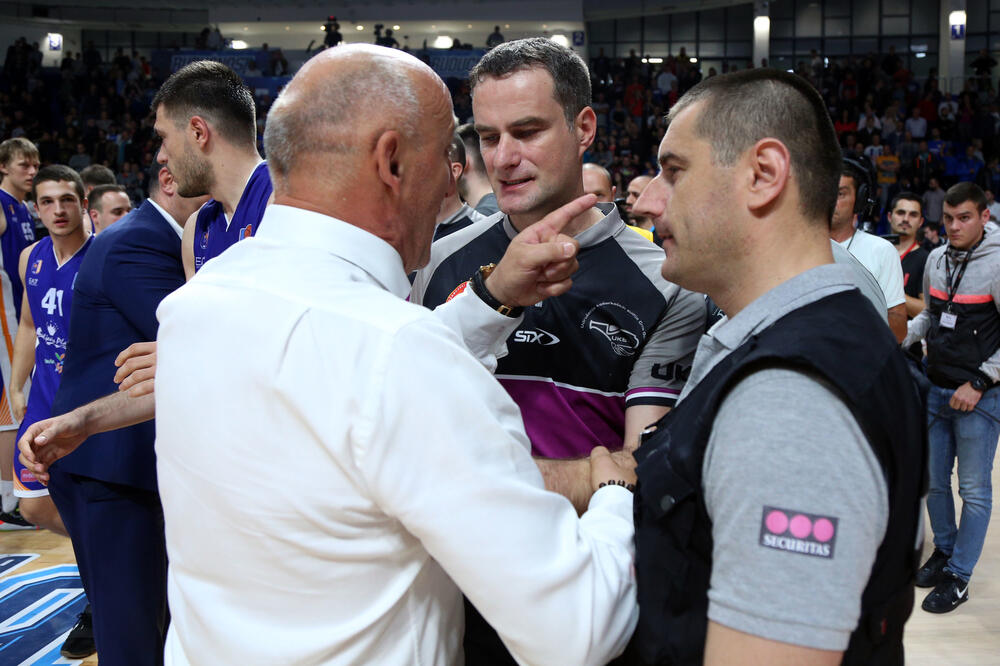 Mihailo Pavićević u raspravi sa sudijama, Foto: Filip Roganović