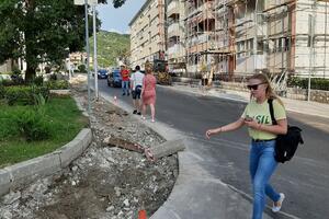 Tivat: Turisti ne mogu preko trotoara
