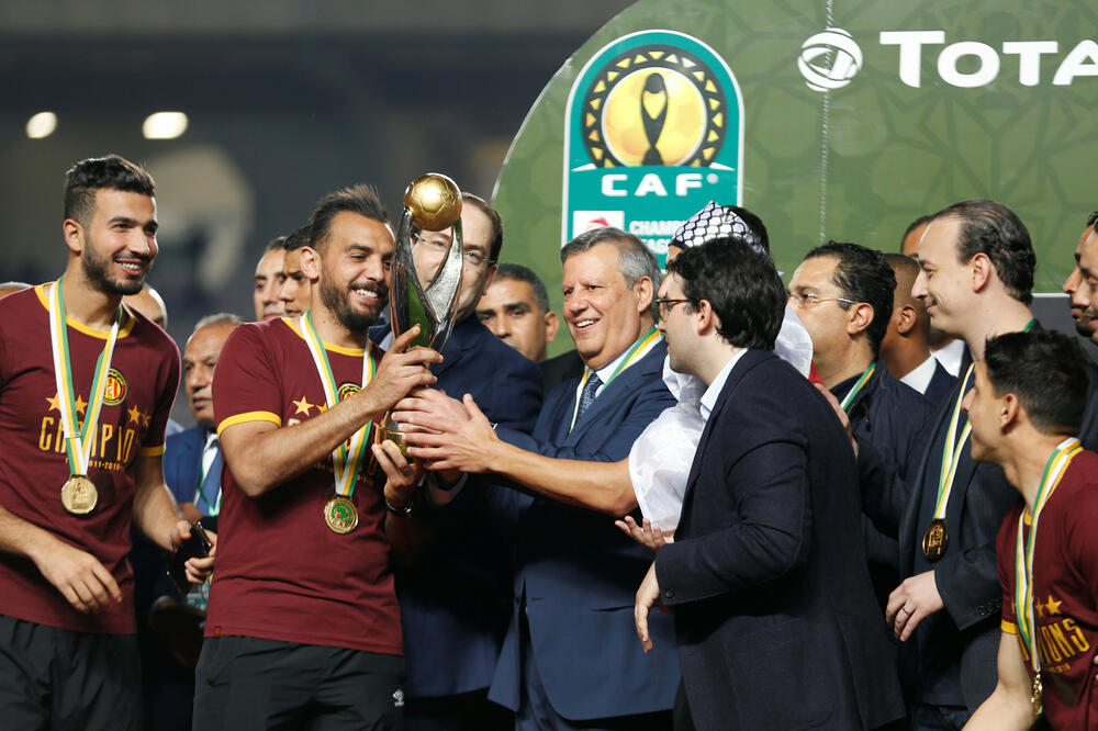 Fudbaleri Esperanse sa pobjedničkim peharom, Foto: Reuters
