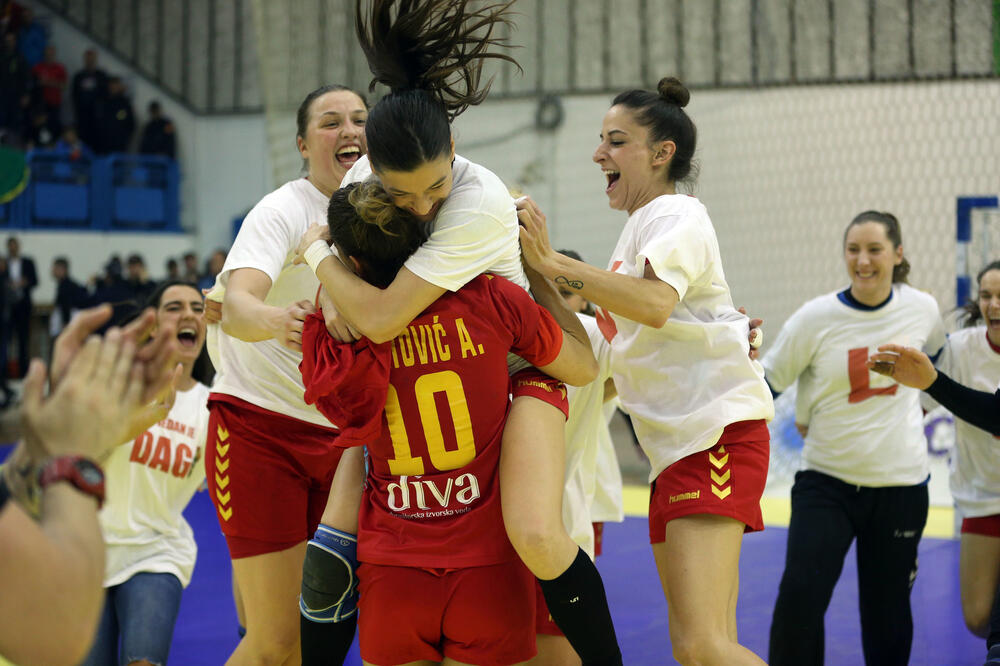 Anđela Bulatović u zagrljaju saigračica, Foto: Filip Roganović