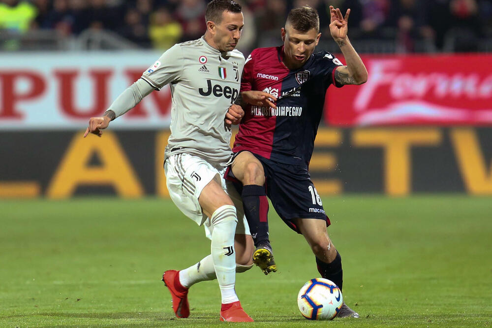 Nikolo Barela u duelu sa Federikom Bernardeskijem iz Juventusa, Foto: Beta/AP