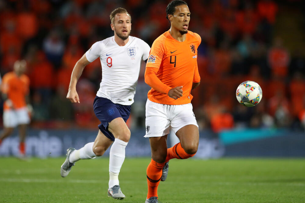 Van Dajk sinoć u duelu sa Kejnom, Foto: Reuters