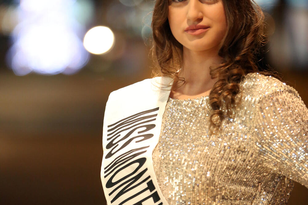 Natalija Gluščević predaće krunu ovogodišnjoj pobjednici, Foto: Filip Roganović