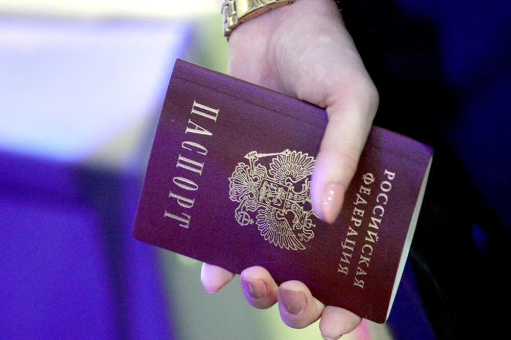 Ruskinja drži pasoš u ruci, Foto: Getty Images