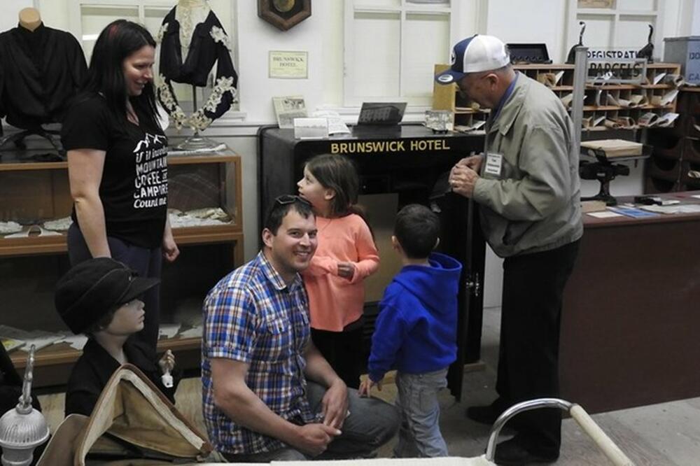 Stefan Mils (u sredini) pored sefa koji je upravo otvorio, Foto: Chris Stead/Courtesy Stephen Mills