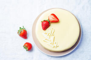 Torta sa bijelom čokoladom i jagodama