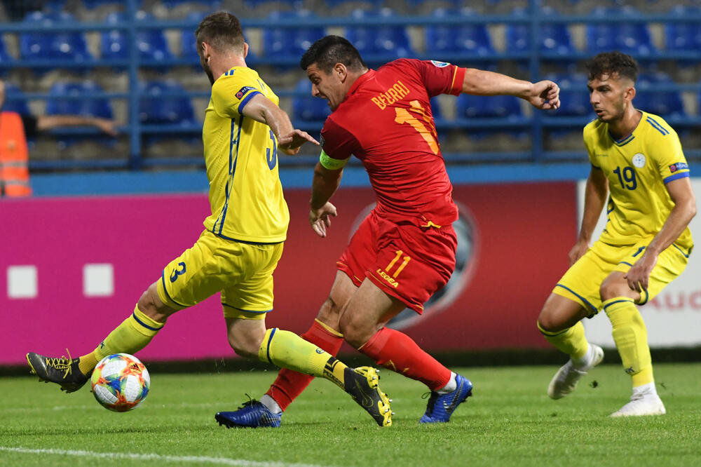 Bećiraj na meču protiv Kosova, Foto: Savo Prelević