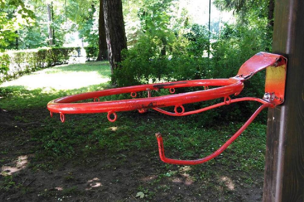 Polomljeni koš, Foto: Prijestonica Cetinje