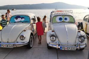 PHOTO Imaginatively decorated "Volkswagen" old-timers paraded...