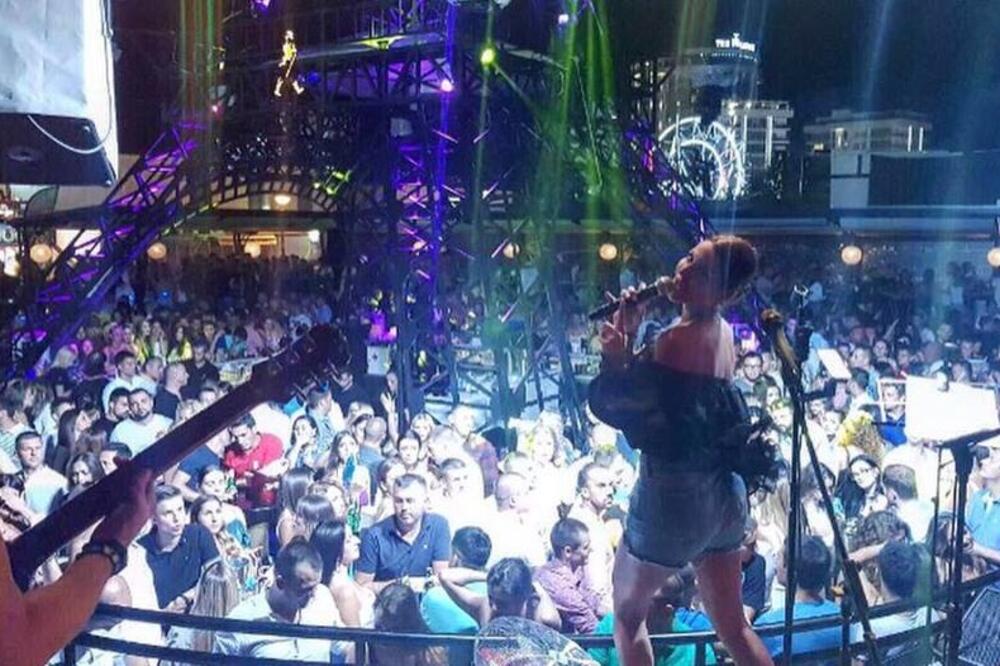 Jedan od otvorenih šankova u Budvi, Foto: Arhiva Vijesti