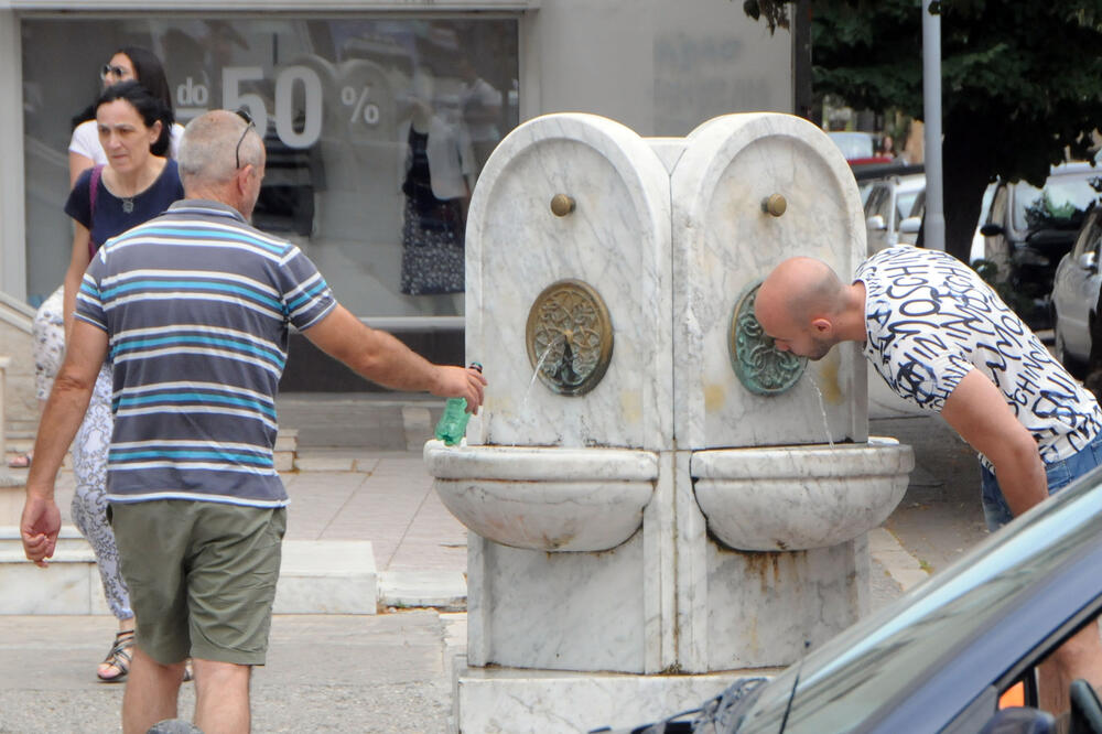 Neophodno piti bar dva litra vode dnevno, Foto: Luka Zeković