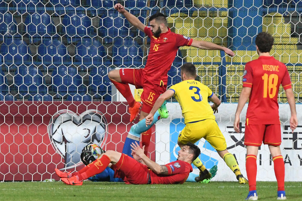 Vujačić i golman Mijatović spriječili su drugi gol Kosova, Foto: Savo Prelević
