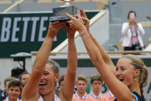 Kika se sa osvojenim peharom nada pobjedi vjerenika Tima