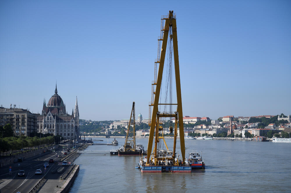 Plutajuća dizalica na Dunavu kod mjesta nesreće, Foto: Reuters