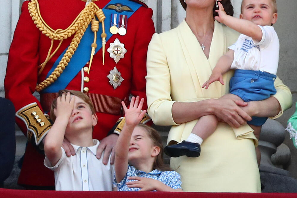 Princ Lui u naručju svoje majke, vojvotkinje od Kembridža, Foto: Reuters