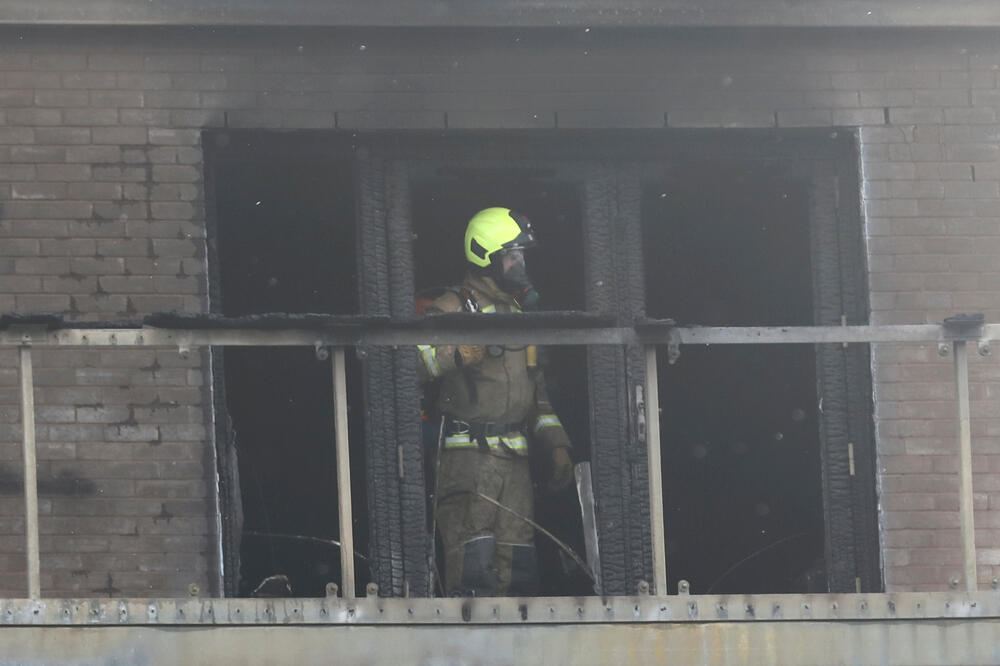 Vatrogasac tokom akcije gašenja požara, Foto: Reuters
