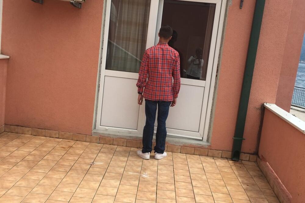 D. M. ispred stana u kom živi, Foto: Slavica Kosić