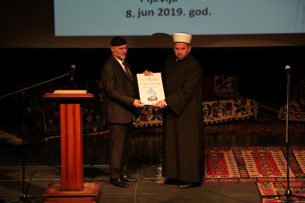 Reis uručuje nagradu Bugariju, Foto: Goran Malidžan