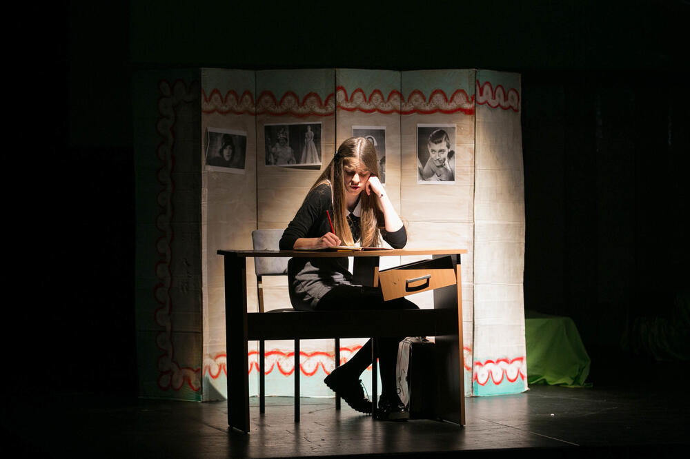 Scena iz predstave “Dnevnik Ane Frank”, Foto: Miloš Zvicer