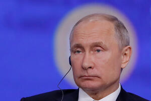 "Politički leš": "Sahranjuju" Putina, lažne nadgrobne ploče širom...