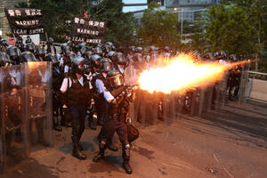 FOTO Ciglama na policiju: Ponovo nasilje u Hong Kongu