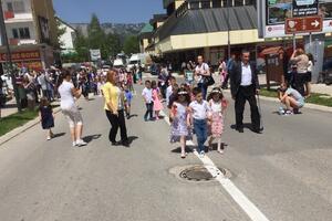 Mališani šetali centrom Žabljaka