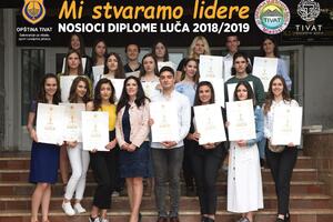 Postavljeni bilbordi sa fotografijama uspješnih tivatskih...