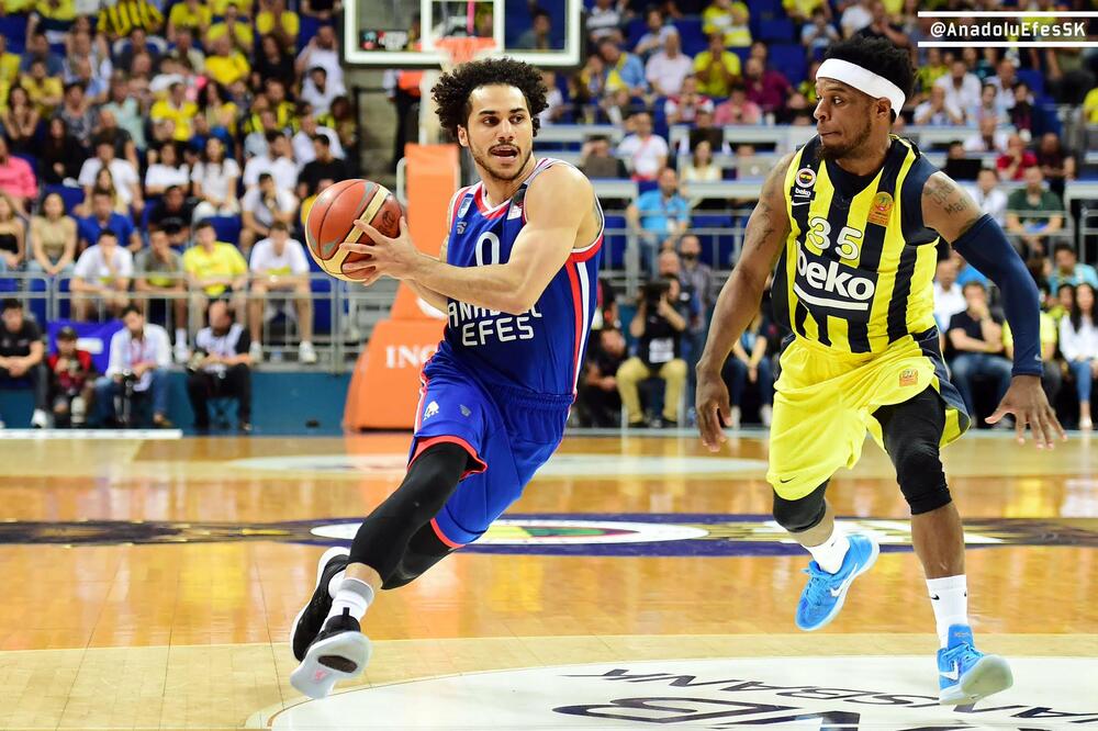 Šejn Larkin prodire pored Alija Muhameda, Foto: Https://twitter.com/AnadoluEfesSK