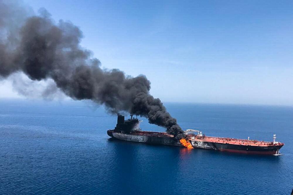 Zapaljeni tanker, Foto: Reuters