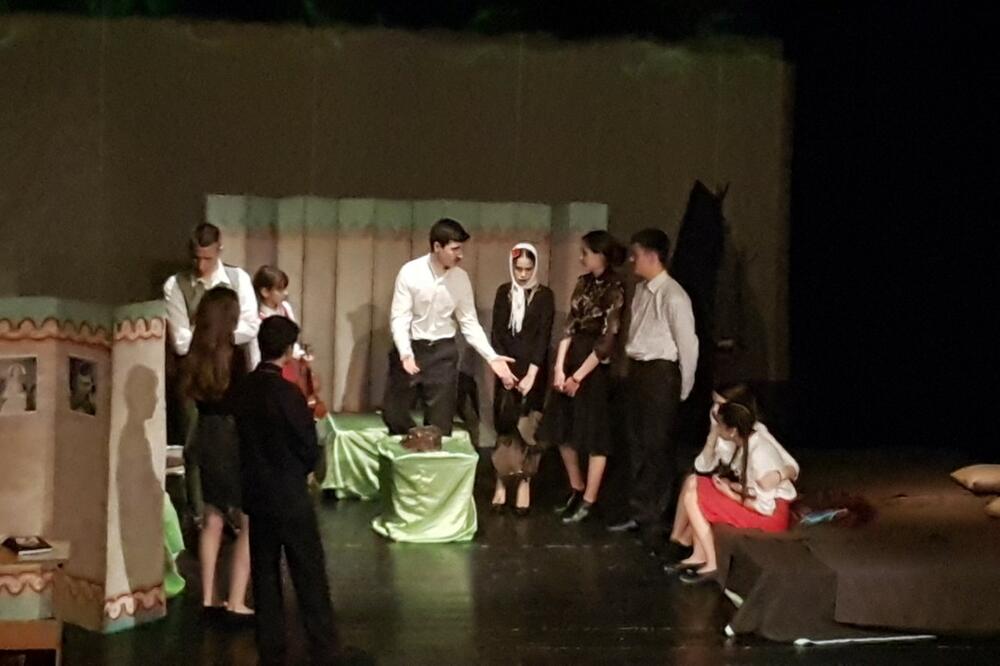 Predstava Dnevnik Ane Frank u izvedbi Akordovog omladinskog teatra 19 iz Nikšića, Foto: Jadranka Ćetković